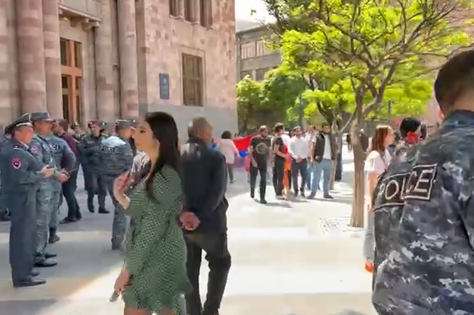 «Դավաճան». կառավարության շենքի մոտ բողոքի ակցիա է գործող իշխանությունների դեմ