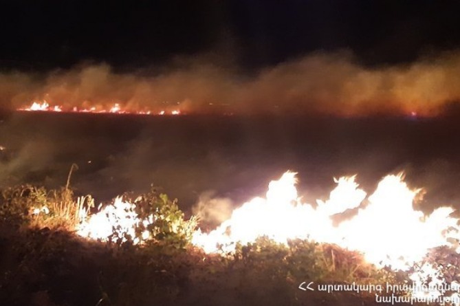 Հրդեհ Էջմիածին քաղաքում (ՖՈՏՈ)