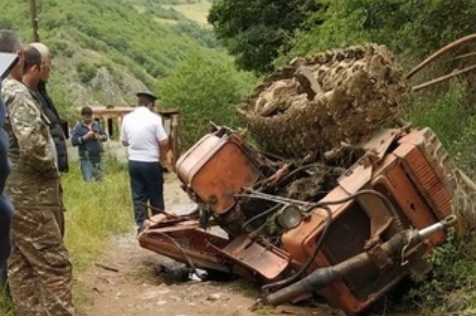 Ողբերգական դեպք Տավուշում. տրակտորի շրջման հետևանքով զինծառայող եղբայրներ են վիրավորվել, նրանցից մեկը մահացել է (ՖՈՏՈ) Ողբերգական դեպք Տավուշում. տրակտորի շրջման հետևանքով զինծառայող եղբայրներ են վիրավորվել, նրանցից մեկը մահացել է (ՖՈՏՈ)