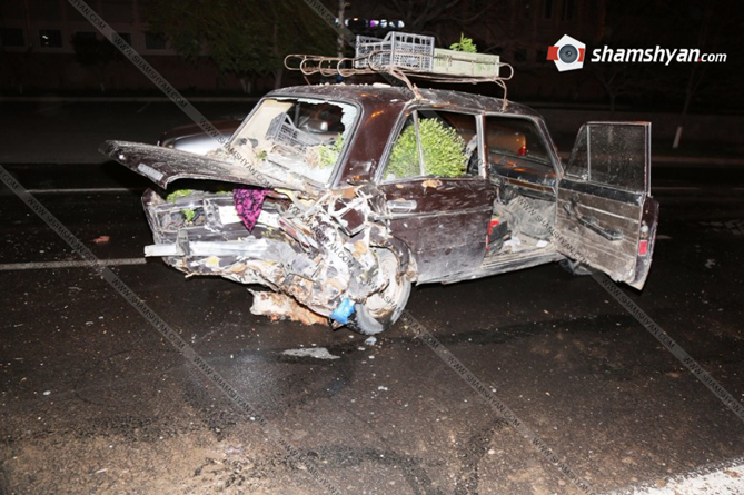 Автомобиль разбился всмятку в ДТП в Ереване, есть пострадавшие