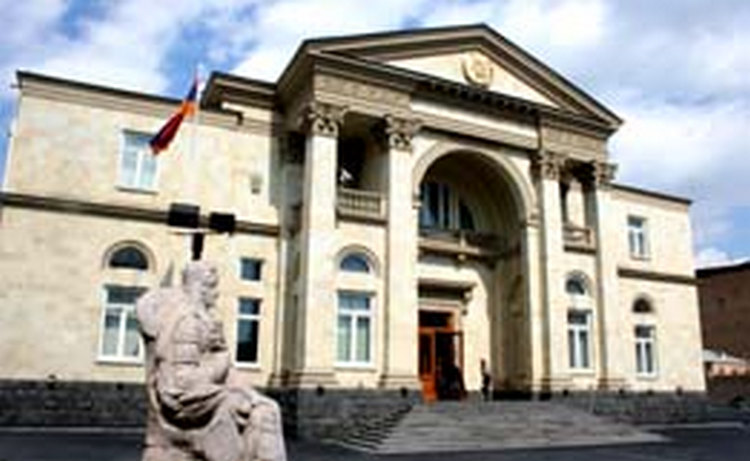 Президент Армении наградил ряд деятелей культуры в связи с 21-летием независимости Армении