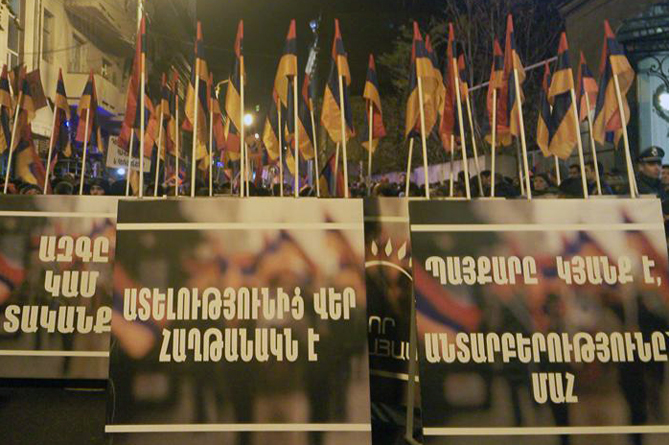 Երևանում ընդդիմության ցույցի ժամանակ բերման ենթարկած երեք անձինք ազատ են արձակվել. ԶԼՄ