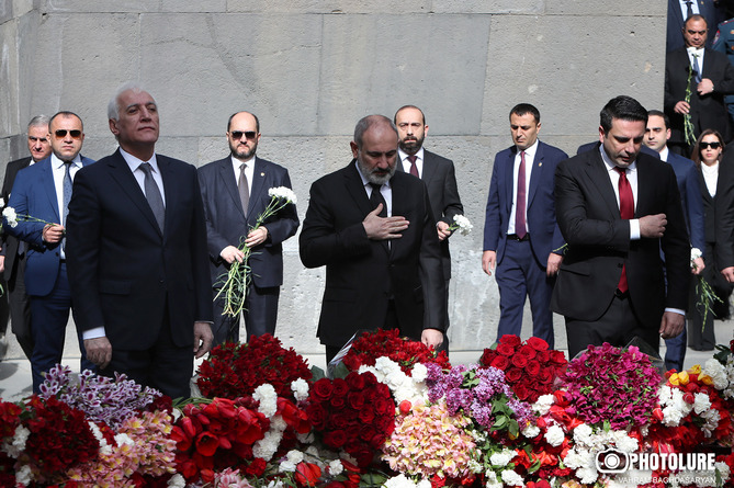 Հայաստանի բարձրագույն ղեկավարությունն այցելել է Ծիծեռնակաբերդ՝ հարգելու Հայոց ցեղասպանության զոհերի հիշատակը