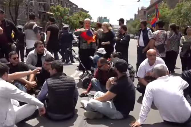 Ցուցարարները փակել են Երևանի առանցքային խաչմերուկներից մեկը Ցուցարարները փակել են Երևանի առանցքային խաչմերուկներից մեկը