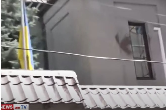 Активисты закидали посольство Украины в Ереване тарами с борщом (ВИДЕО)