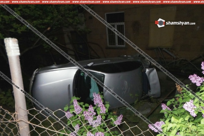 BMW в Ереване сбил ограждение, перевернулся и вырвал с корнем несколько деревьев в саду (ВИДЕО) BMW в Ереване сбил ограждение, перевернулся и вырвал с корнем несколько деревьев в саду (ВИДЕО)
