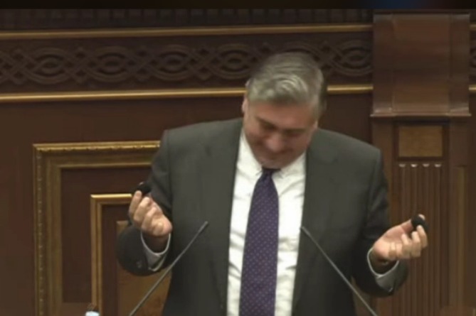 «Փոխեք գուպկաները». անհարմար իրավիճակ պատգամավորի ելույթի ժամանակ (ՎԻԴԵՈ) «Փոխեք գուպկաները». անհարմար իրավիճակ պատգամավորի ելույթի ժամանակ (ՎԻԴԵՈ)