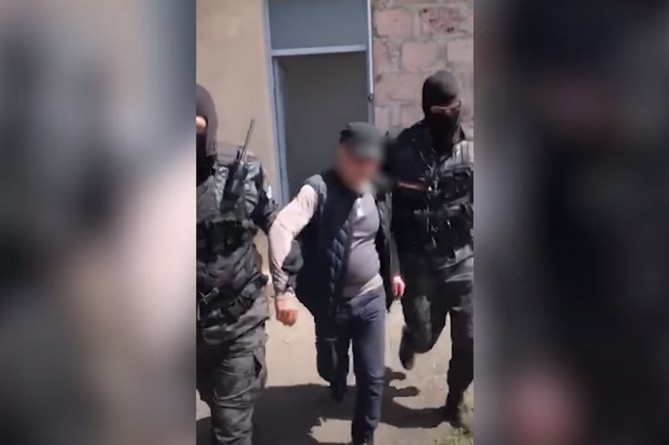 "Вор в законе" подвергнут приводу в СНБ Армении (ВИДЕО) "Вор в законе" подвергнут приводу в СНБ Армении (ВИДЕО)