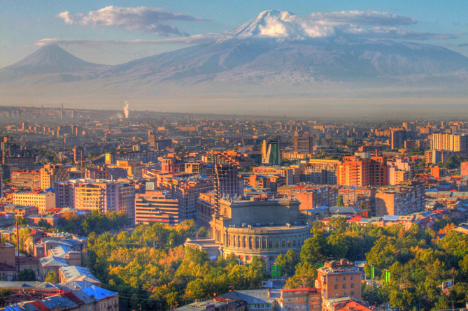 Ереван получил в дар уникальный ковер к своему 2800-летию (ФОТО)