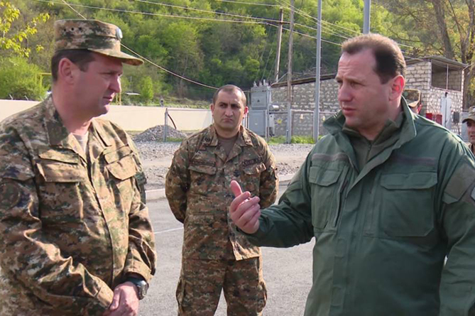 Министр обороны Армении уточнил в Арцахе приоритетные направления военного сотрудничества (ФОТО)