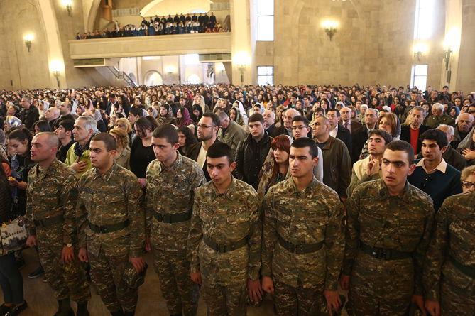 ՀՀ նախագահը մասնակցել է զոհված զինվորների համար մատուցված միասնական աղոթքին-0