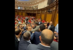 «Հանգստացի′ր, արա»․ զանգվածային քաշքշուկ ԱԺ–ում (ՎԻԴԵՈ)