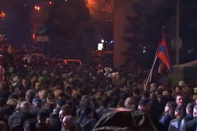 В центре Ереване стартовало шествие оппозиции В центре Ереване стартовало шествие оппозиции