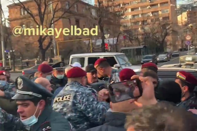 В Ереване "красные береты" попытались задержать активистов движения "Освобождения". Произошла потасовка (ВИДЕО)