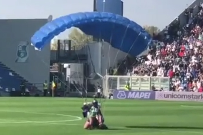 Վայրէջք խաղադաշտում. ֆուտբոլային հանդիպման ժամանակ արտառոց դեպք է գրանցվել (ՎԻԴԵՈ)