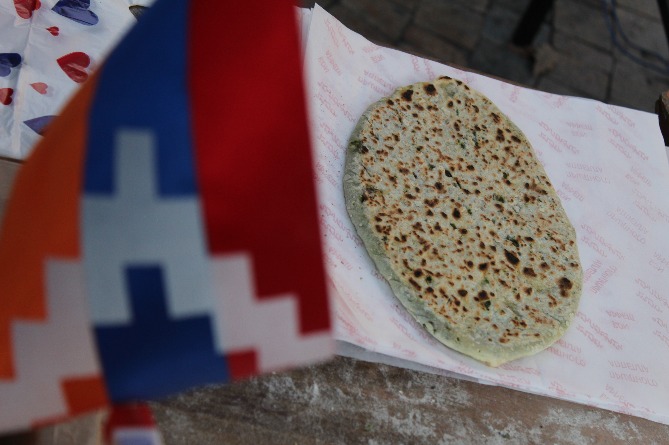 Частичка Арцаха для помощи фронту: как арцахские женщины пекут женгялов хац в центре Еревана (ФОТО, ВИДЕО)