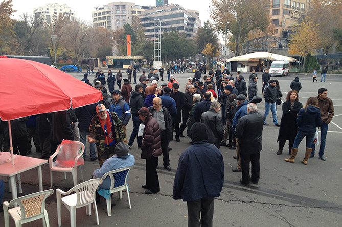 Второй день митингов на Площади свободы в Ереване прошел под звуки гитары