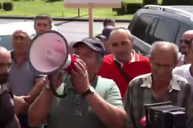 Жители ереванского района "Ахтанак" протестуют у мэрии и угрожают перекрыть центр города