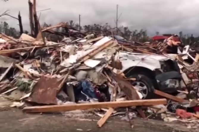 Жуткие кадры последствий торнадо в США попали в сеть (ВИДЕО) 