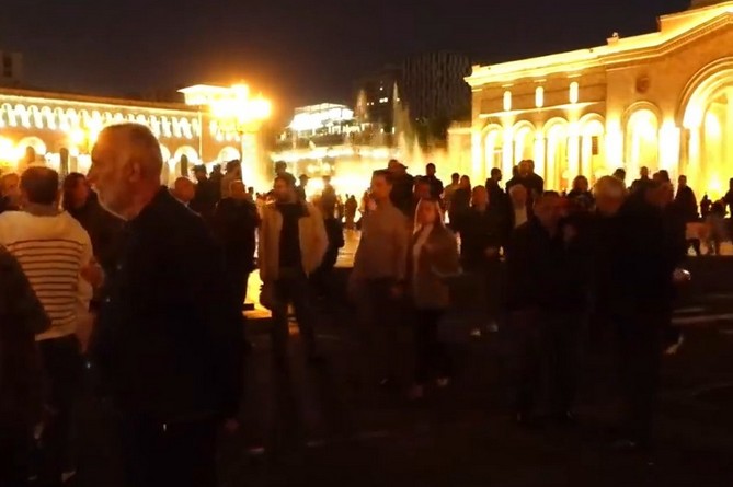 На площади Республики продолжается акция в поддержку Гаяне Акопян, арестованной по делу о похищении Ашота Пашиняна