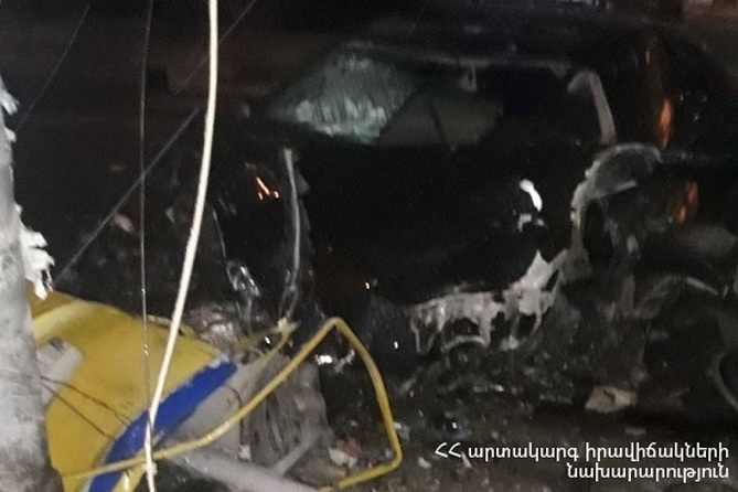 В центре Еревана автомобиль разбился вдребезги, врезавшись в светофор(ФОТО)