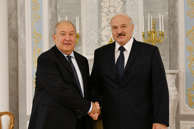 Лукашенко сказал президенту Армении, что последние полгода не продавал вооружение Азербайджану