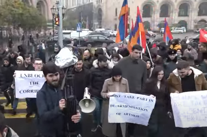  "Азербайджан - агрессор": в Ереване проходит шествие в подержку Арцаха
