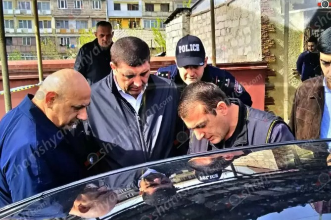 Ավազակային հարձակում Երևանում․ մեքենայից հափշտակել են 36 կգ ոսկյա զարդեր, մոտ 293 մլն ռուբլի ու 6 մլն դոլար․ ԶԼՄ Ավազակային հարձակում Երևանում․ մեքենայից հափշտակել են 36 կգ ոսկյա զարդեր, մոտ 293 մլն ռուբլի ու 6 մլն դոլար․ ԶԼՄ