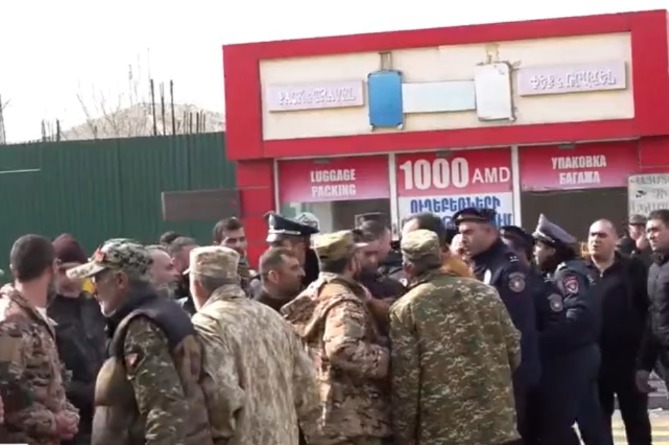 «Չենք թողնելու էստեղ թուրք մտնի». պատերազմի մասնակիցները բողոքում էին ադրբեջանցի պատգամավորների այցի դեմ «Չենք թողնելու էստեղ թուրք մտնի». պատերազմի մասնակիցները բողոքում էին ադրբեջանցի պատգամավորների այցի դեմ