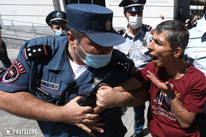 Լարված իրավիճակ ԿԳՄՍՆ–ի մոտ. ոստիկանությունը բերման է ենթարկել Արայիկ Հարությունյանի հրաժարականը պահանջող ակտիվիստներին (ՎԻԴԵՈ)