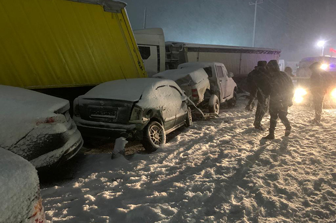 На Севанской трассе столкнулись 17 автомобилей, пострадали 8 человек, в том числе ребенок (ФОТО) На Севанской трассе столкнулись 17 автомобилей, пострадали 8 человек, в том числе ребенок (ФОТО)