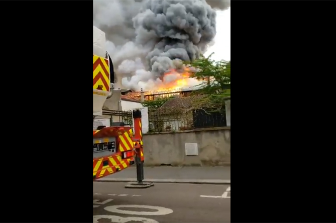 Ֆրանսիական Վերսալի մոտակայքում ուժեղ հրդեհ է բռնկվել (ՎԻԴԵՈ)