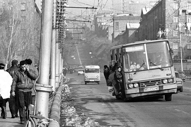"Темные годы": в Ереване презентовали сборник  рассказов о холодных 90-х годах 