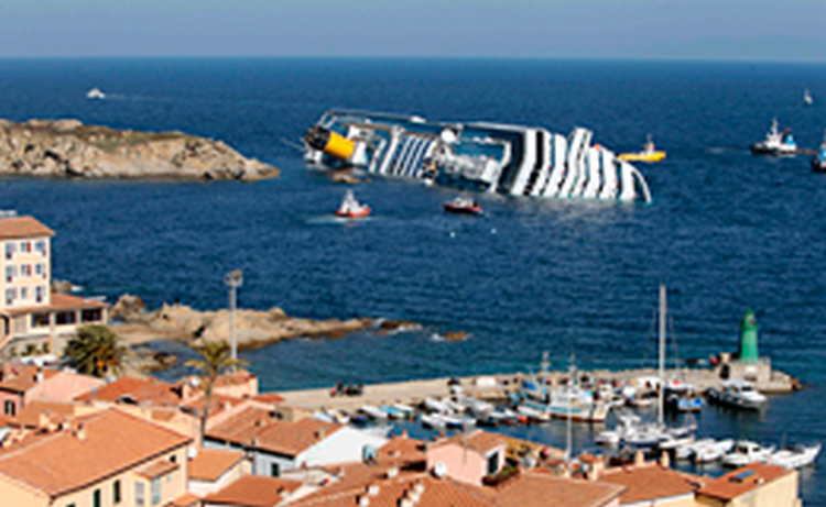 Поисковая операция на Costa Concordia приостановлена из-за смещения корабля Поисковая операция на Costa Concordia приостановлена из-за смещения корабля