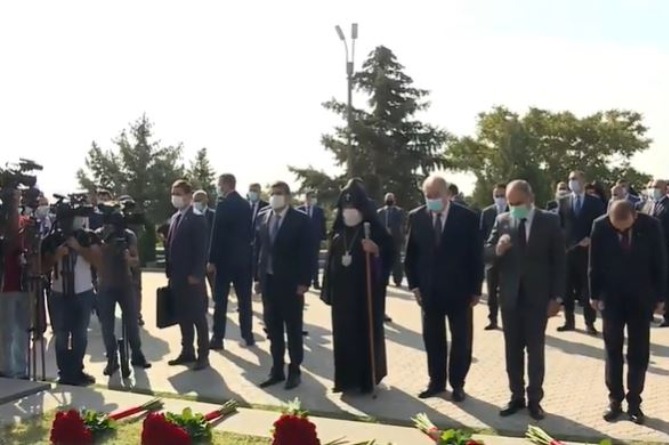 ՀՀ վարչապետն ու նախագահը հարգանքի տուրք են մատուցում Հայրենիքի անկախության համար իրենց կյանքը զոհաբերած հայորդիների հիշատակին (ՈՒՂԻՂ)