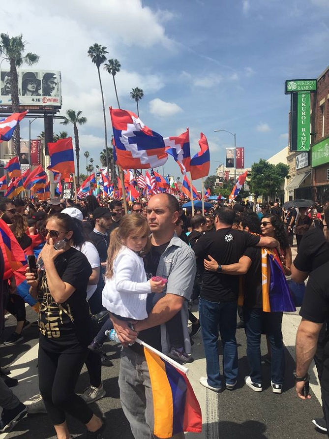 Шествие по случаю 102-ой годовщины Геноцида армян в районе Лос-Анджелеса -6
