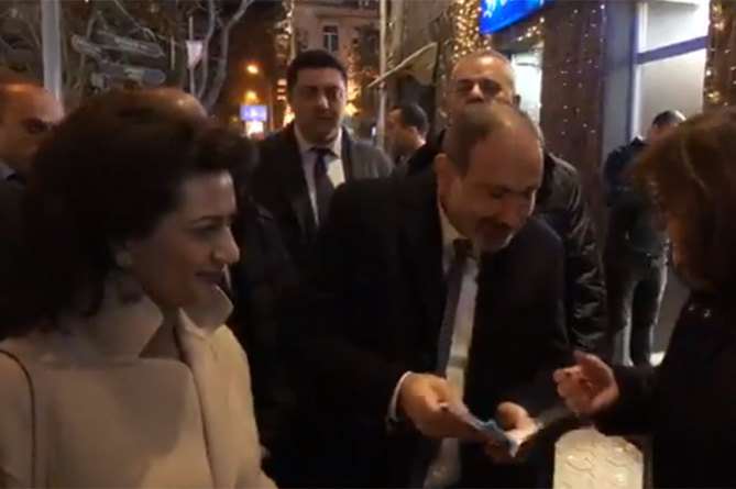 Փաշինյանը զբոսնել է Երևանում և անցորդներին գիրք նվիրել (ՎԻԴԵՈ) Փաշինյանը զբոսնել է Երևանում և անցորդներին գիրք նվիրել (ՎԻԴԵՈ)