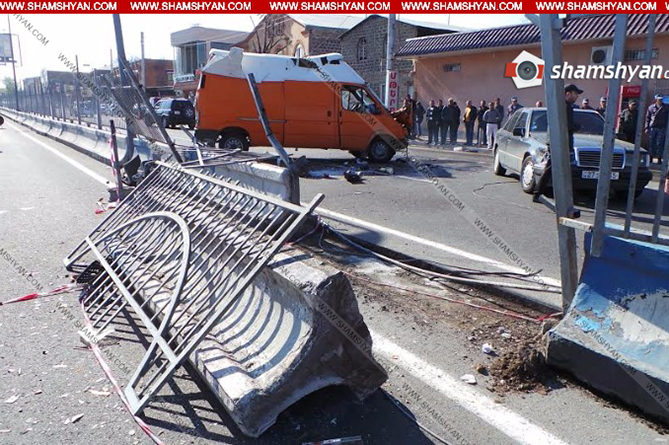 Автомобиль "снес" придорожное ограждение в Армении, есть пострадавшие Автомобиль "снес" придорожное ограждение в Армении, есть пострадавшие