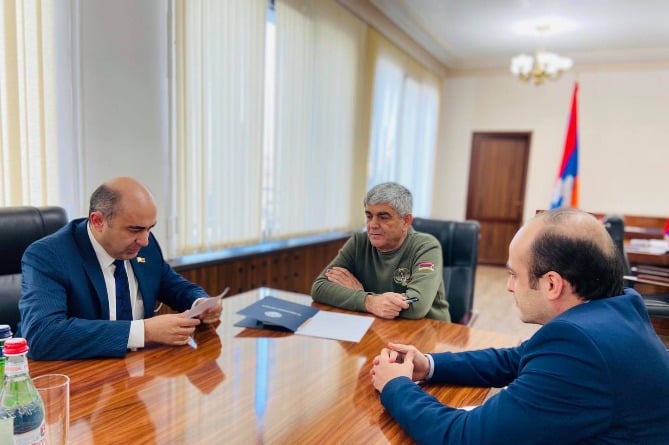 «Լուսավոր Հայաստան» խմբակցության պատվիրակությունն Արցախում, հանդիպել են ԱՀ ԱԽ քարտուղար Վիտալի Բալասանյանին (ՖՈՏՈ) «Լուսավոր Հայաստան» խմբակցության պատվիրակությունն Արցախում, հանդիպել են ԱՀ ԱԽ քարտուղար Վիտալի Բալասանյանին (ՖՈՏՈ)