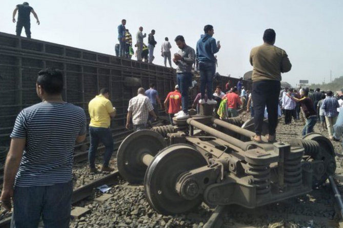  Поезд сошел с рейсов в Египте, более 100  человек пострадали, есть погибшие  