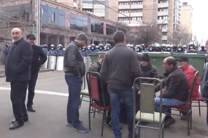 На проспекте Баграмяна продолжается акция неповиновения, входы в здание парламента заблокированы (ВИДЕО)