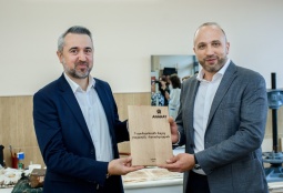 Համագործակցություն՝ հանուն ժառանգության․ ԵԿԳ–ն Մատենադարանին է փոխանցել կաղնեփայտե հատուկ սալիկներ հին ձեռագրերի կազմերի պահպանման համար (ՖՈՏՈ)