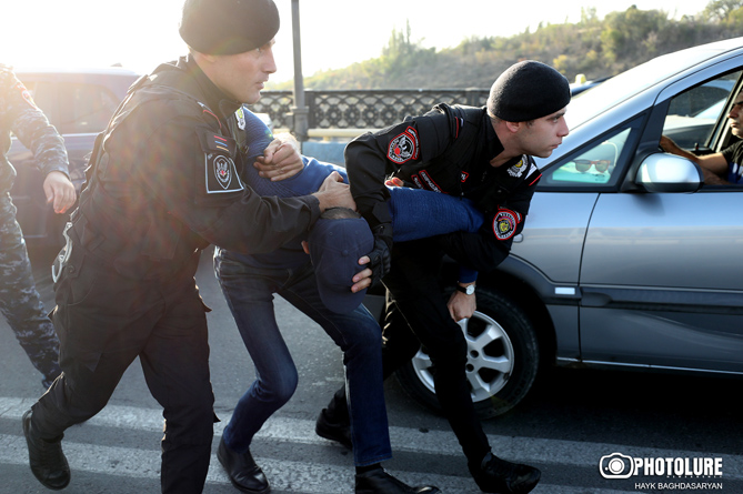 Акции протеста проводятся в ряде регионов Армении: граждане перекрывают дороги, полиция подвергает активистов приводу 