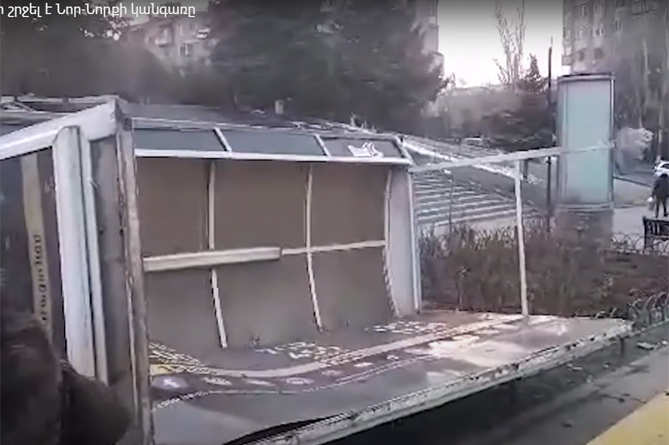 Քամին գլխիվայր շրջել է Նոր-Նորքի կանգառը (ՎԻԴԵՈ) Քամին գլխիվայր շրջել է Նոր-Նորքի կանգառը (ՎԻԴԵՈ)