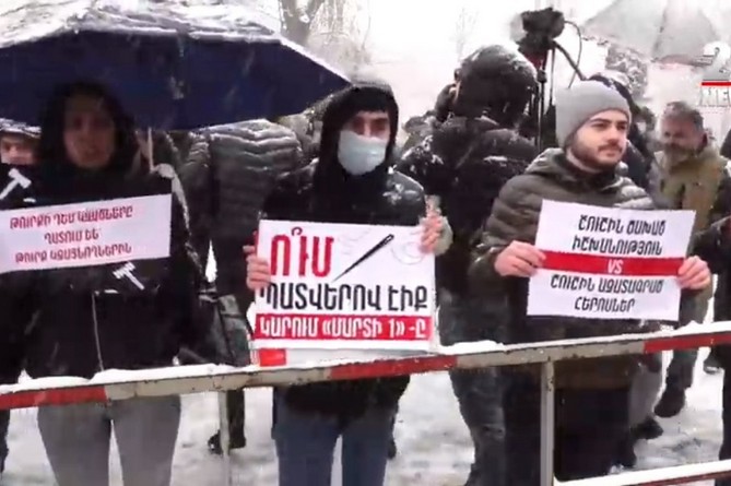 Защитники Кочаряна собрались у здания суда, несмотря на сильный снег Защитники Кочаряна собрались у здания суда, несмотря на сильный снег