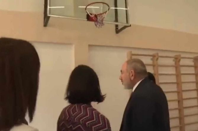 Պիտի նայեմ բասկետբոլի վահանակի չափը բռնու՞մ ա, թե՞ չի բռնում․ Փաշինյանը բարկացավ Լոռու մարզ այցի ժամանակ (ՎԻԴԵՈ) Պիտի նայեմ բասկետբոլի վահանակի չափը բռնու՞մ ա, թե՞ չի բռնում․ Փաշինյանը բարկացավ Լոռու մարզ այցի ժամանակ (ՎԻԴԵՈ)