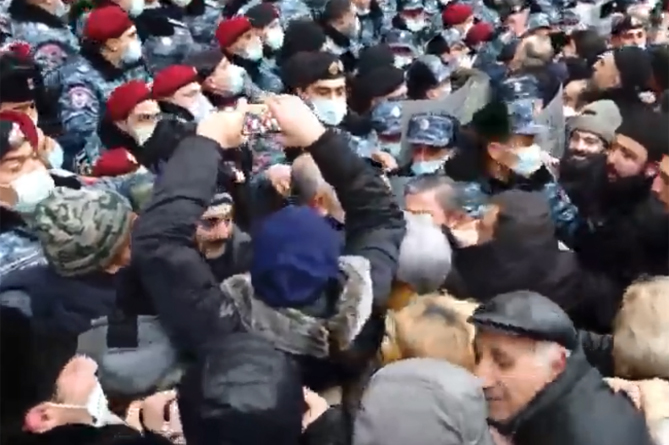 Участники «народного митинга» в Ереване пытаются вломиться в здание правительства Армении