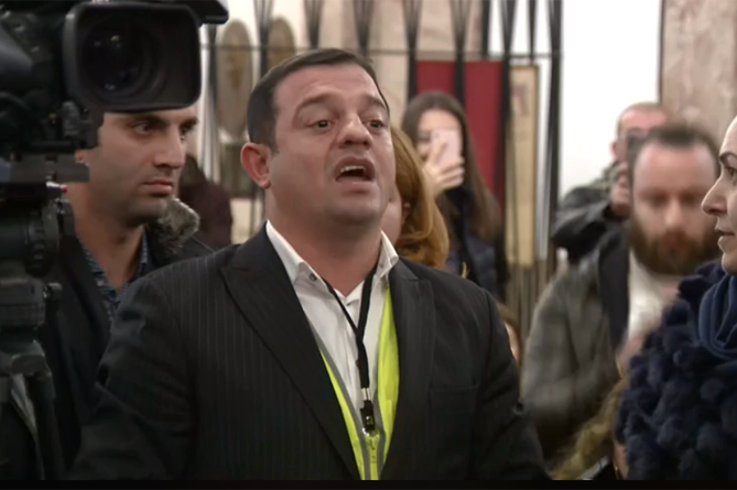 Ադրբեջանցի վիդեոբլոգերը սկանդալ հրահրեց Փաշինյանի և Միլանի հայ համայնքի հանդիպման ժամանակ (ՎԻԴԵՈ)