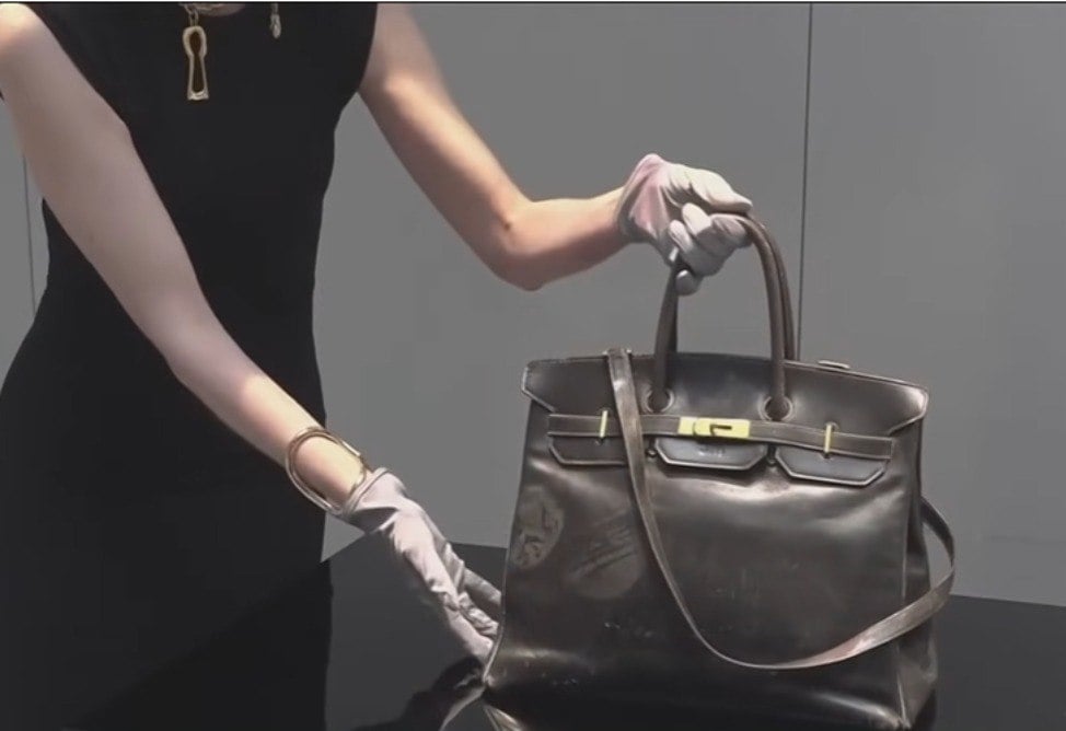 Легендарная сумка Birkin продана с аукциона за рекордные $10,1 млн.