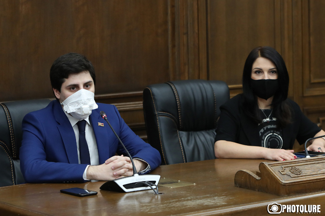 Есть ли тенденция массового сложения мандатов депутатами правящей фракции? Комментируют парламентарии «Моего шага» Есть ли тенденция массового сложения мандатов депутатами правящей фракции? Комментируют парламентарии «Моего шага»